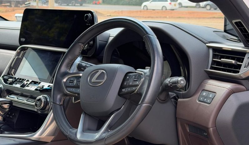 
								Lexus LX600 full									