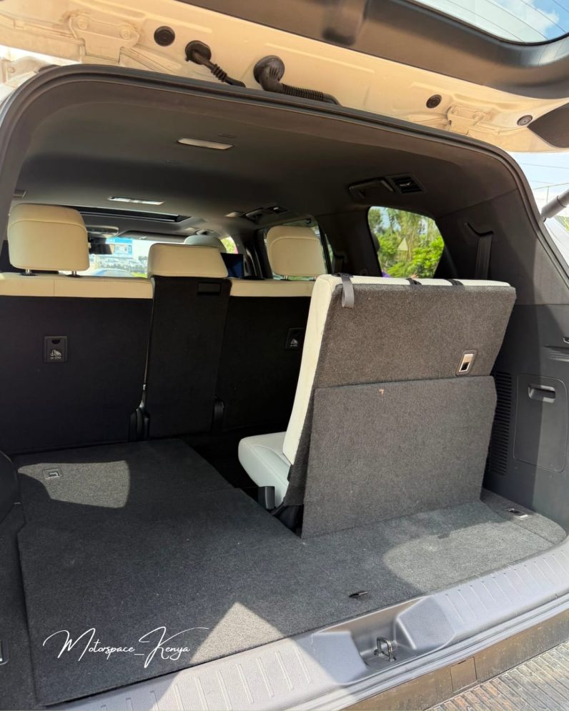 
								Lexus LX600 full									