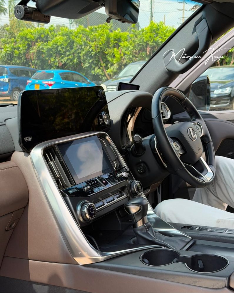 
								Lexus LX600 full									