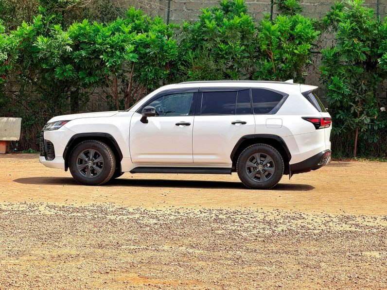 
								Lexus LX600 full									