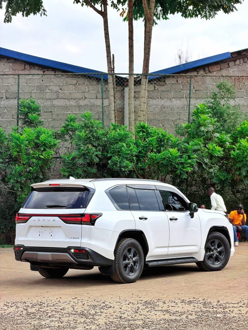 
								Lexus LX600 full									