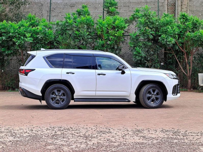 
								Lexus LX600 full									
