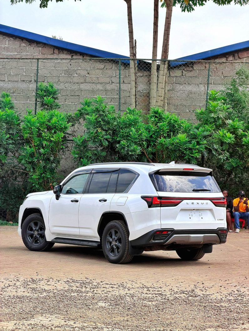 
								Lexus LX600 full									