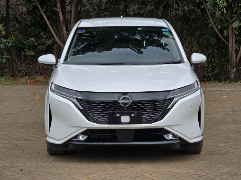 
								Nissan Note Aura full									