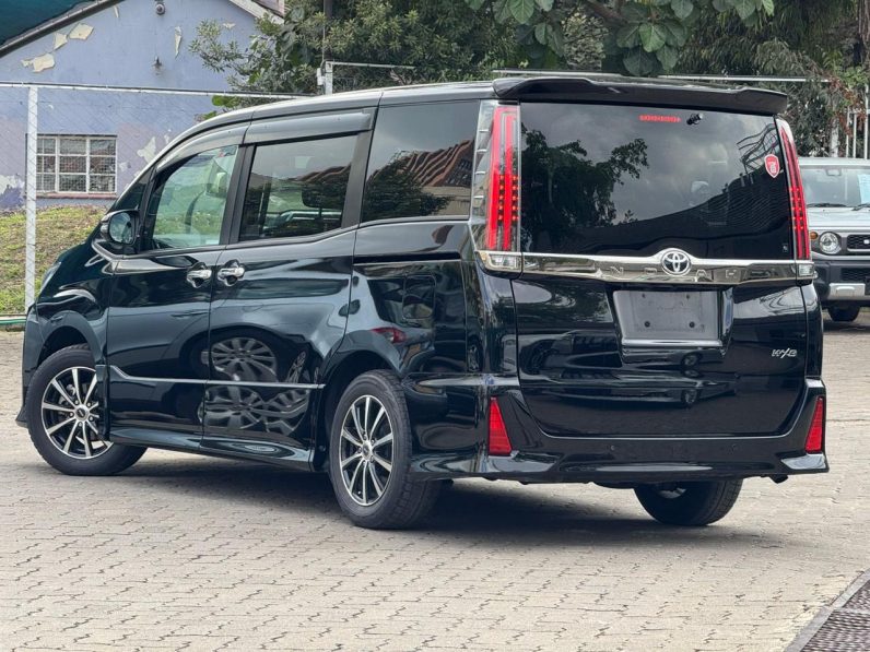 
								Toyota Noah full									