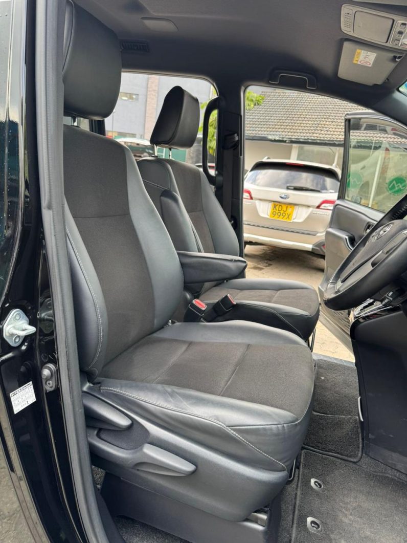 
								Toyota Noah full									