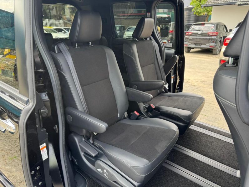 
								Toyota Noah full									