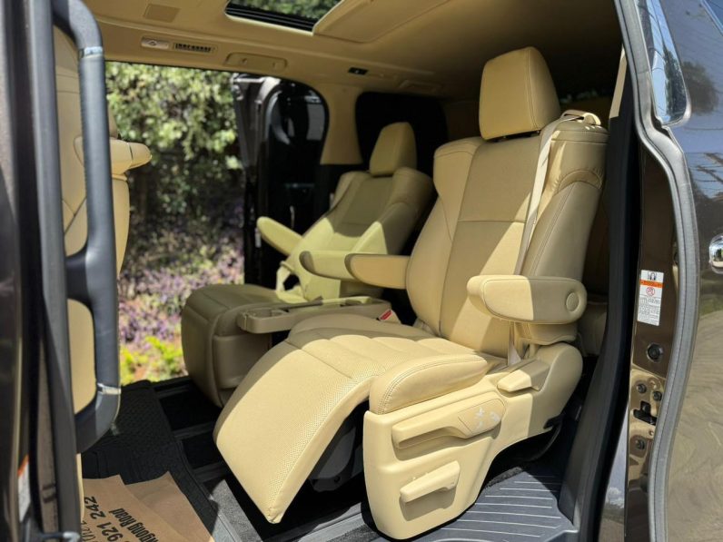 
								Toyota Alphard full									
