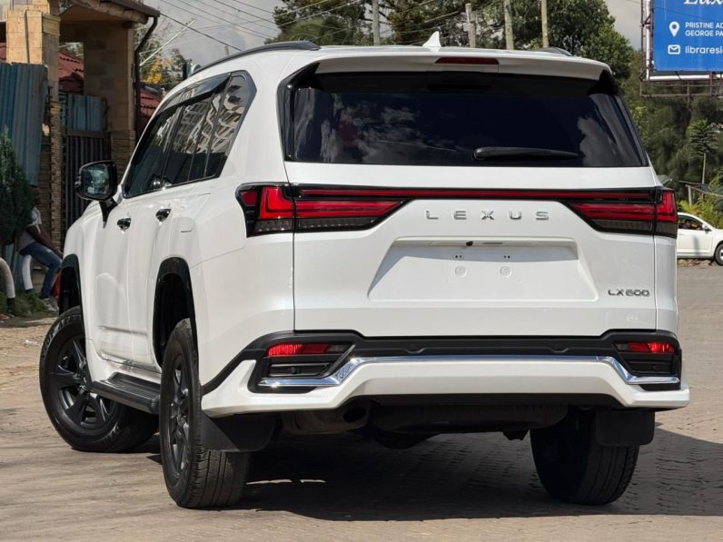 
								Lexus LX600 full									