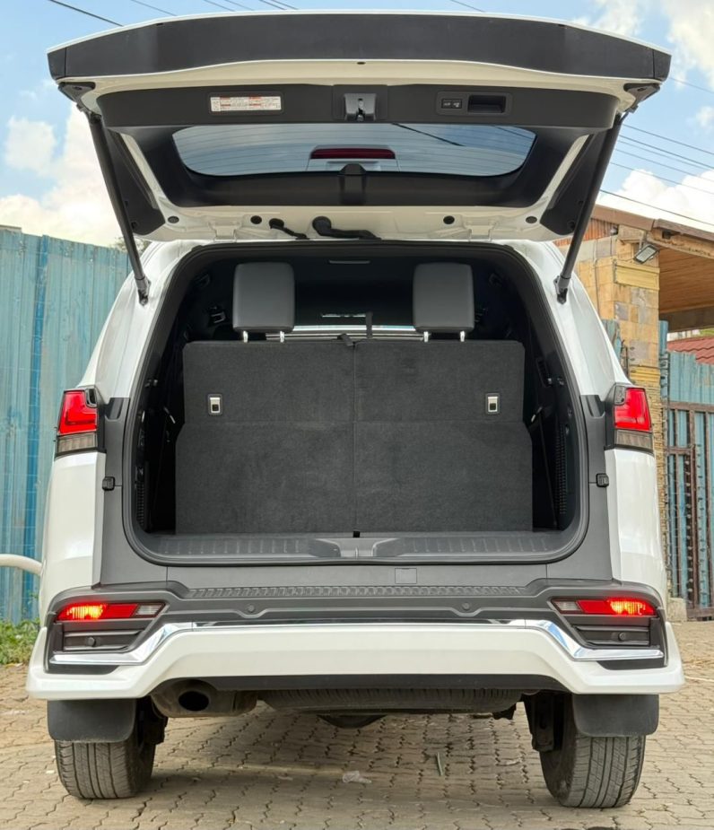 
								Lexus LX600 full									