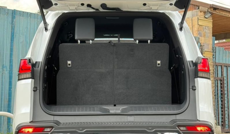 
								Lexus LX600 full									