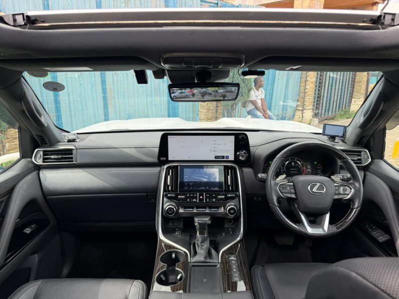 
								Lexus LX600 full									