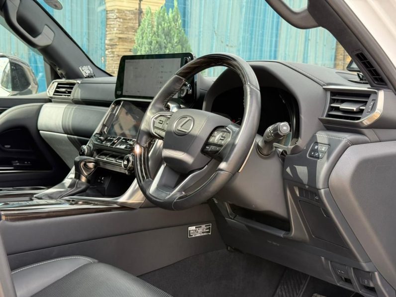 
								Lexus LX600 full									
