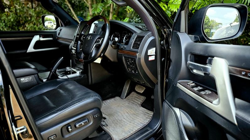 
								Toyota Landcruiser 200 Series ZX full									