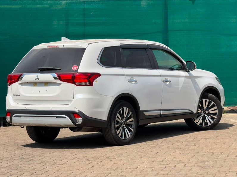
								Mitsubishi Outlander full									