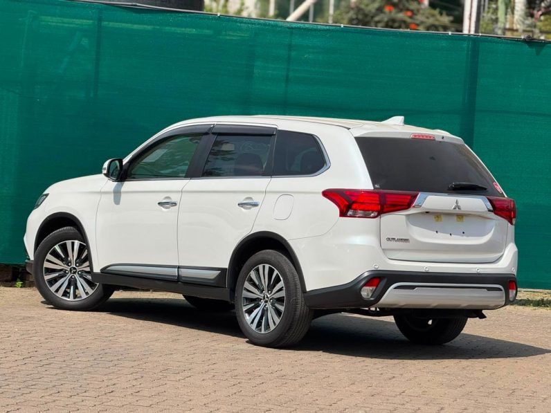 
								Mitsubishi Outlander full									