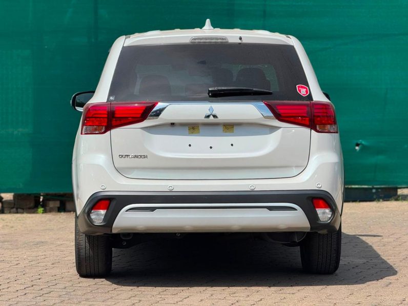 
								Mitsubishi Outlander full									