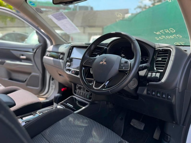 
								Mitsubishi Outlander full									