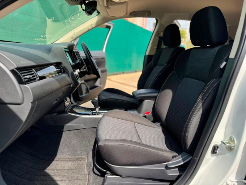 
								Mitsubishi Outlander full									