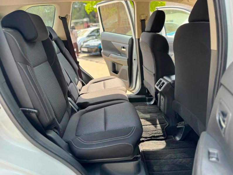 
								Mitsubishi Outlander full									