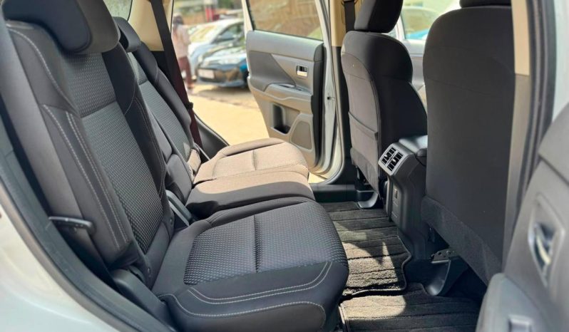 
								Mitsubishi Outlander full									