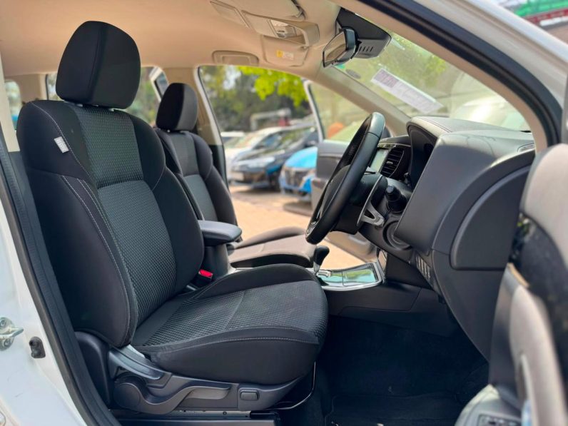 
								Mitsubishi Outlander full									
