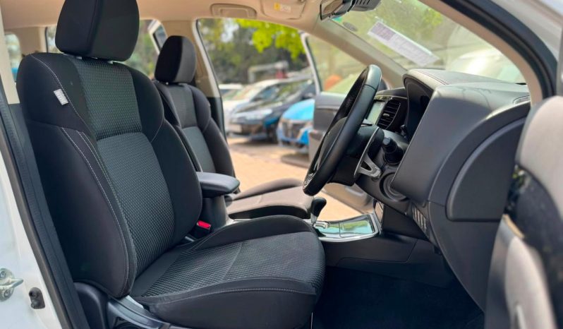 
								Mitsubishi Outlander full									