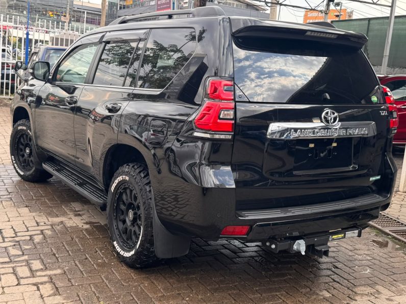 
								Toyota Land Cruiser Prado TXL full									