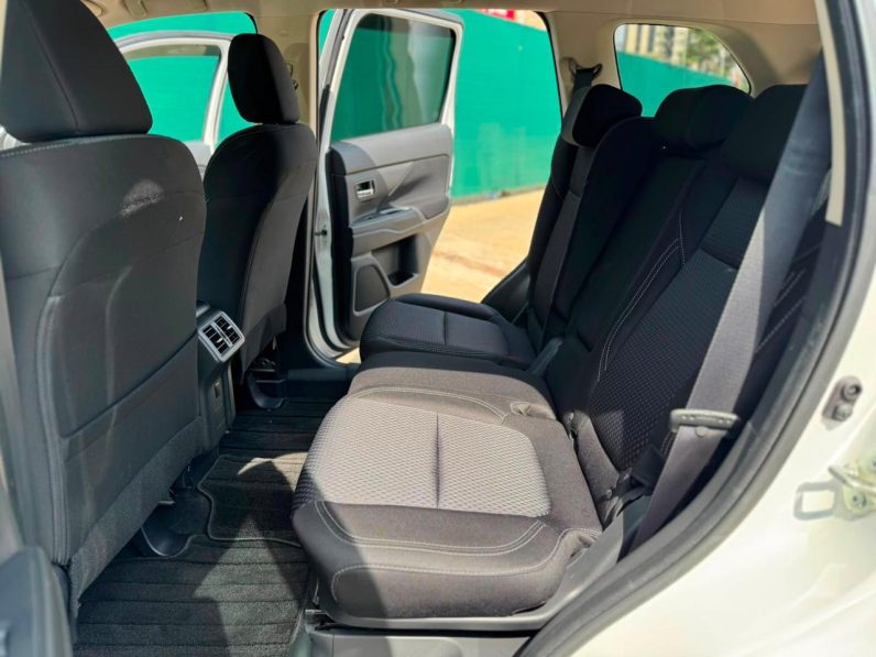 
								Mitsubishi Outlander full									