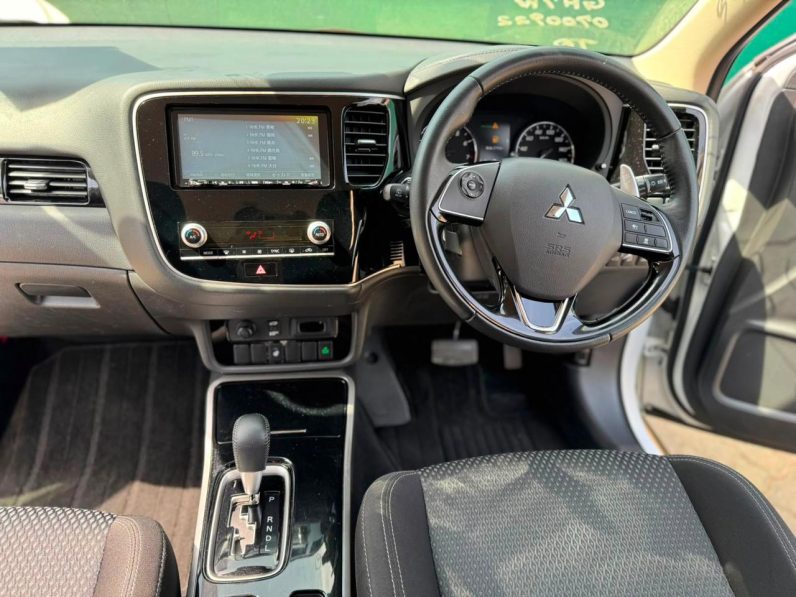 
								Mitsubishi Outlander full									