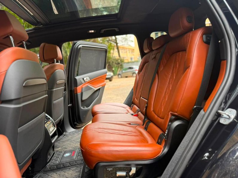 
								BMW X7 full									