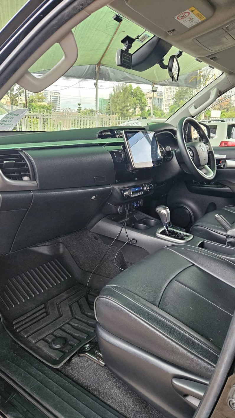 
								Toyota Hilux full									