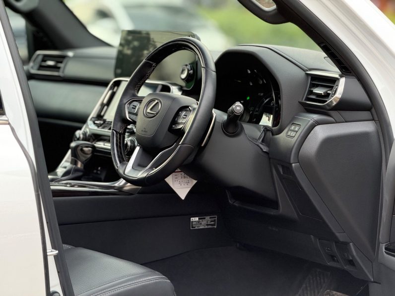 
								Lexus LX600 full									