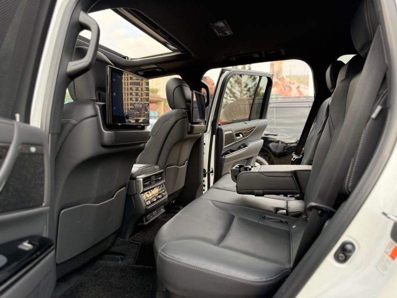 
								Lexus LX600 full									