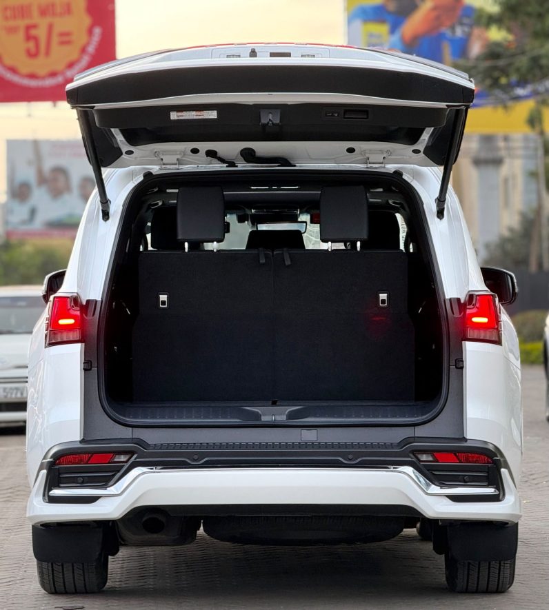 
								Lexus LX600 full									