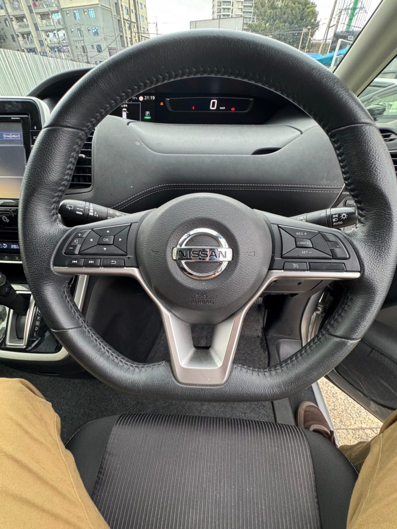 
								Nissan Serena full									