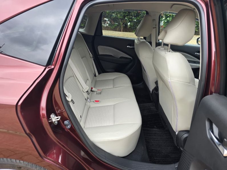 
								Nissan Aura full									