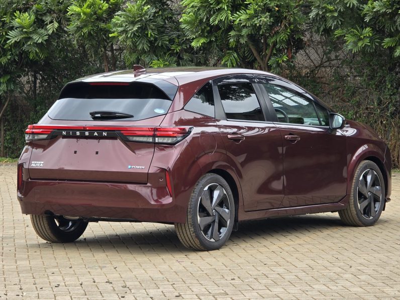 
								Nissan Aura full									