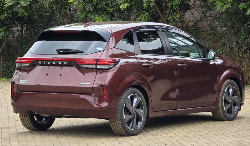 
								Nissan Aura full									