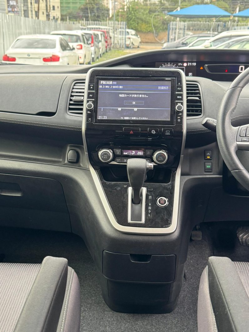 
								Nissan Serena full									