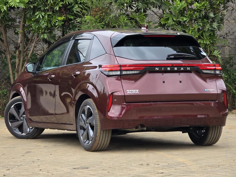 
								Nissan Aura full									