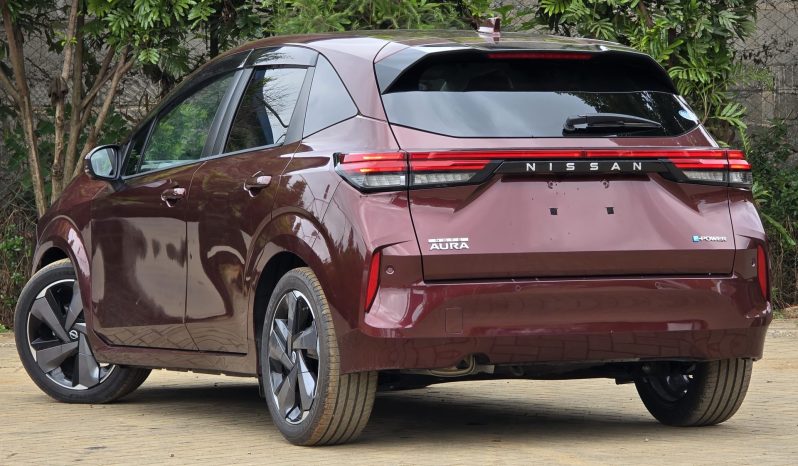 
								Nissan Aura full									