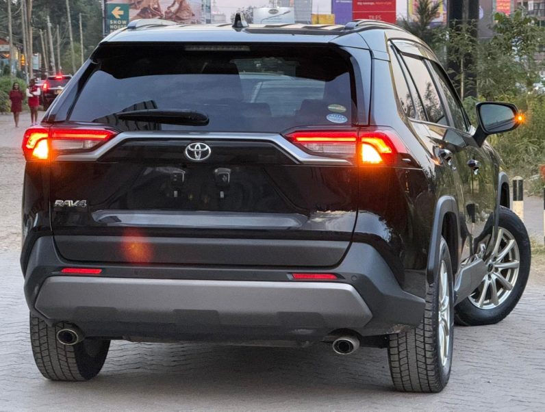 
								Toyota RAV4 full									