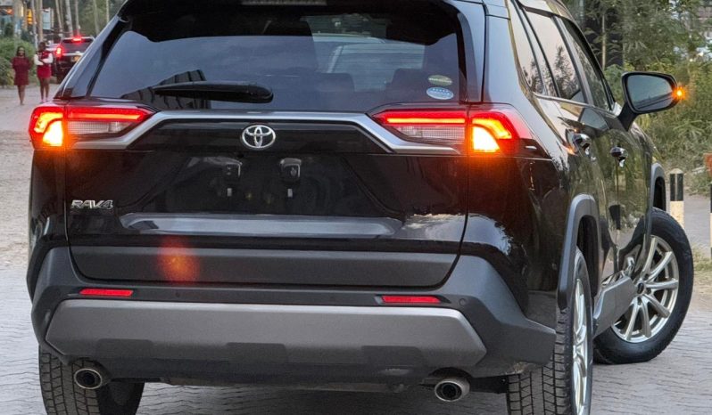 
								Toyota RAV4 full									