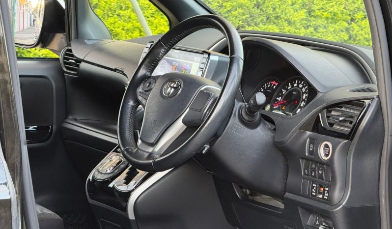 
								Toyota Voxy full									
