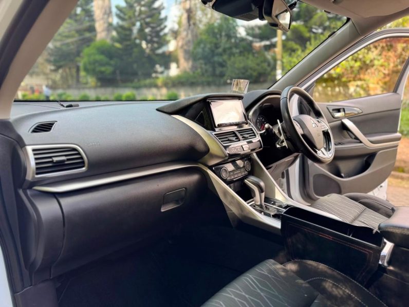 
								Mitsubishi Eclipse Cross full									