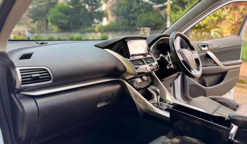 
								Mitsubishi Eclipse Cross full									