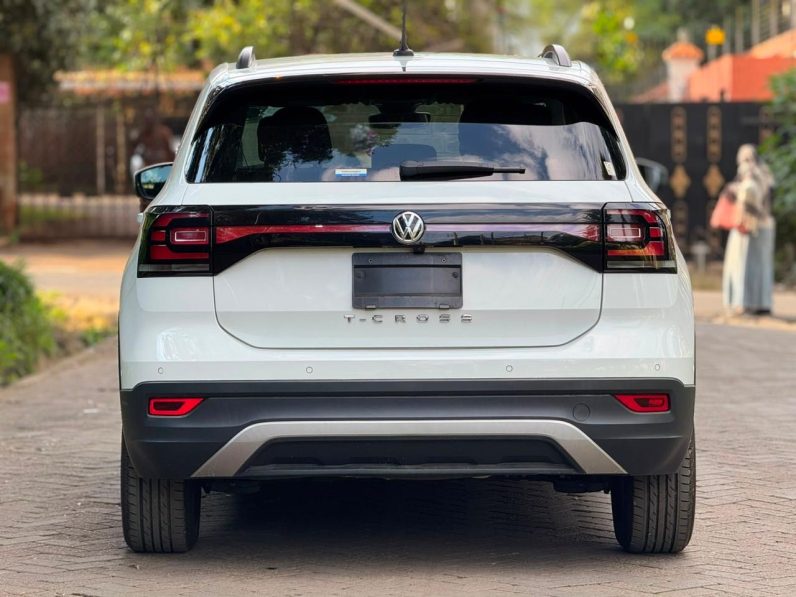 
								Volkswagen T-Cross full									
