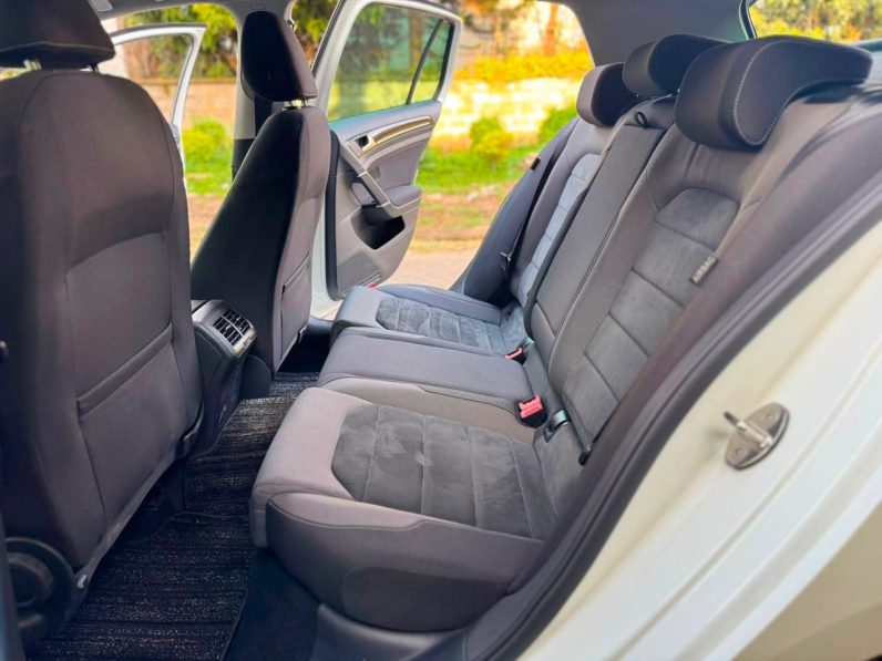 
								Volkswagen Golf full									