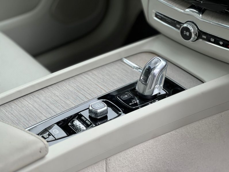 
								Volvo XC60 T8 full									